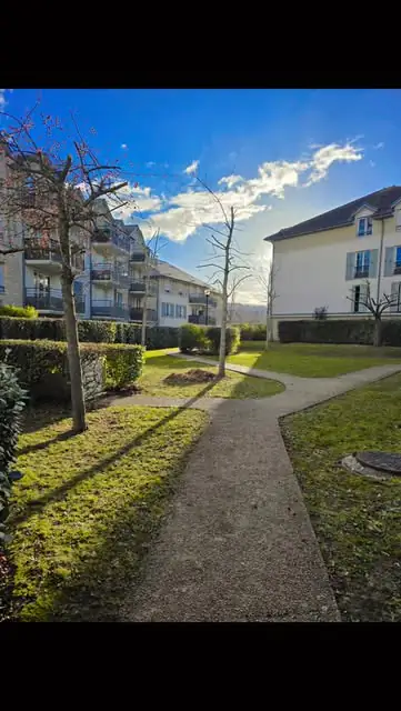 Jardinier entretenant les espaces verts d’une résidence près de Crosne