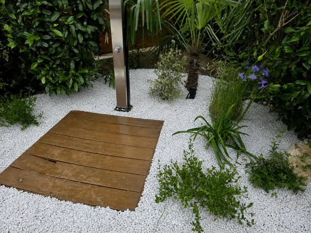 Design extérieur associant terrasse, volumes et végétaux près de Chelles